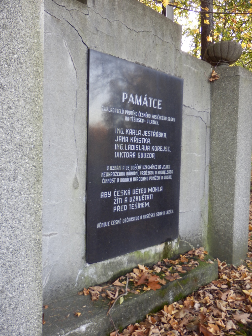 Pomník zakladatelů prvního českého hasičského sboru na Těšínsku v Lazích. (Fotografováno: říjen 2023. Autor: Mertlová Anna)