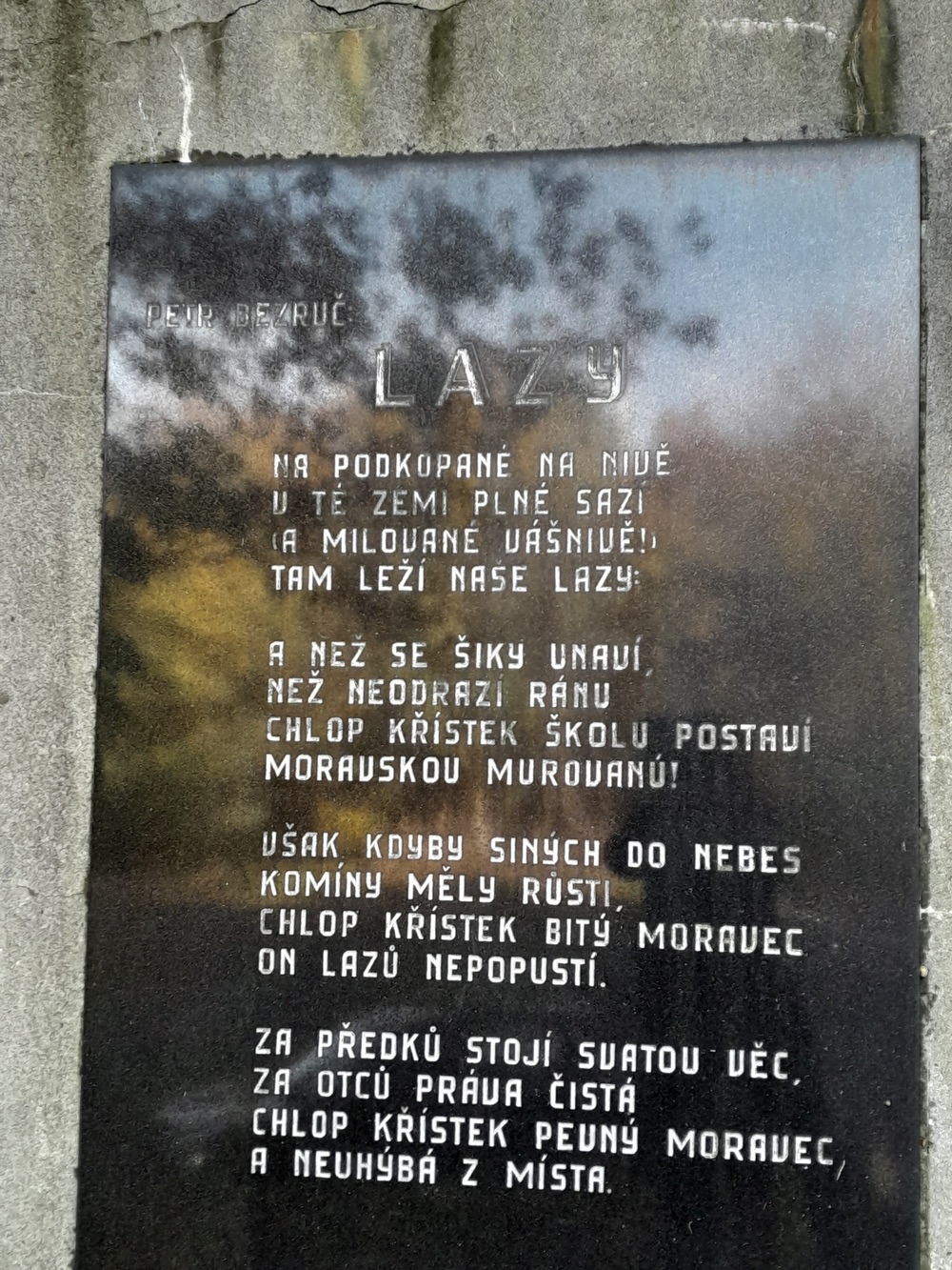 Pomník zakladatelů prvního českého hasičského sboru na Těšínsku v Lazích. (Fotografováno: říjen 2023. Autor: Mertlová Anna)