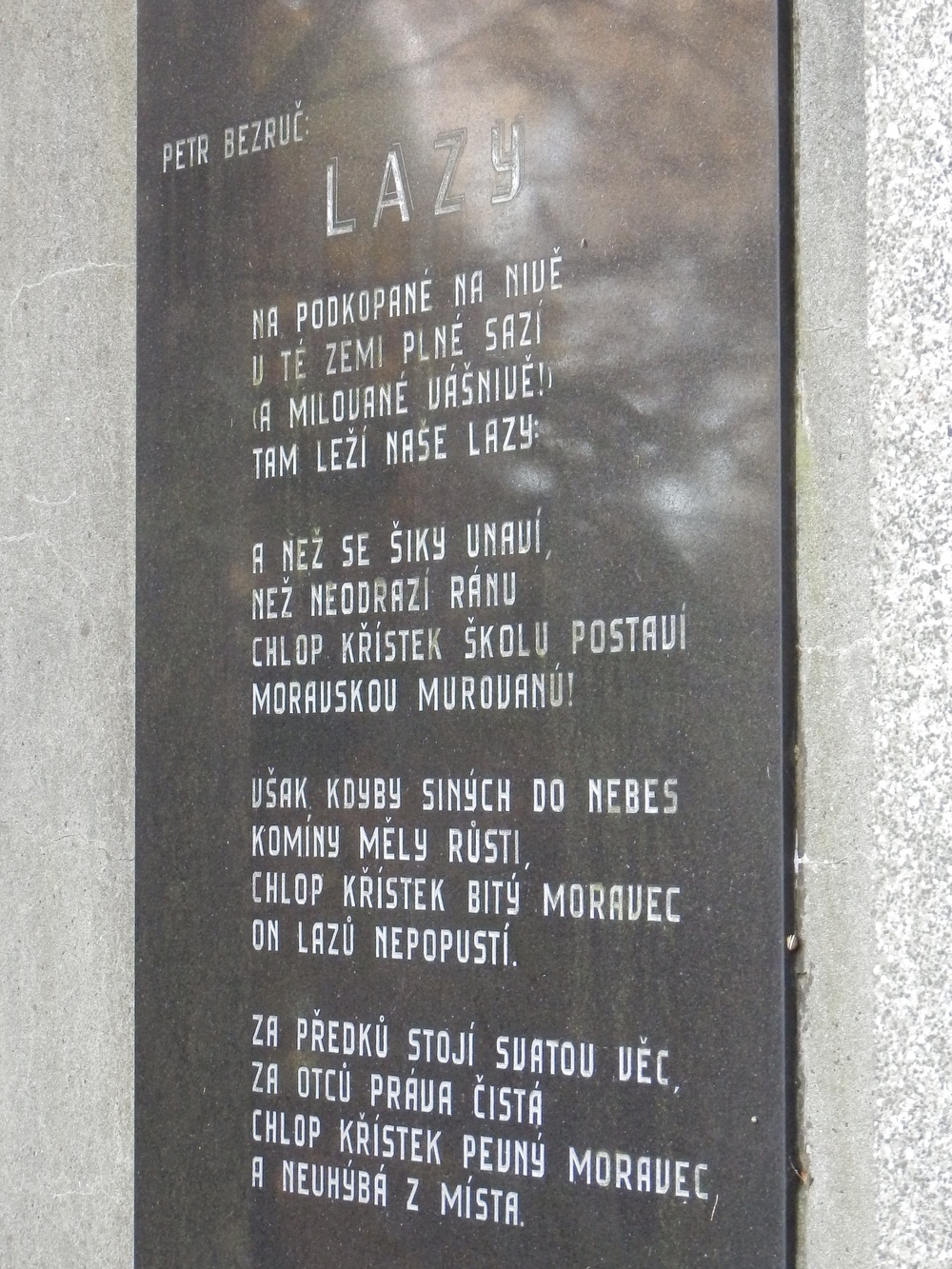 Pomník zakladatelů prvního českého hasičského sboru na Těšínsku v Lazích. (Fotografováno: říjen 2023. Autor: Mertlová Anna)