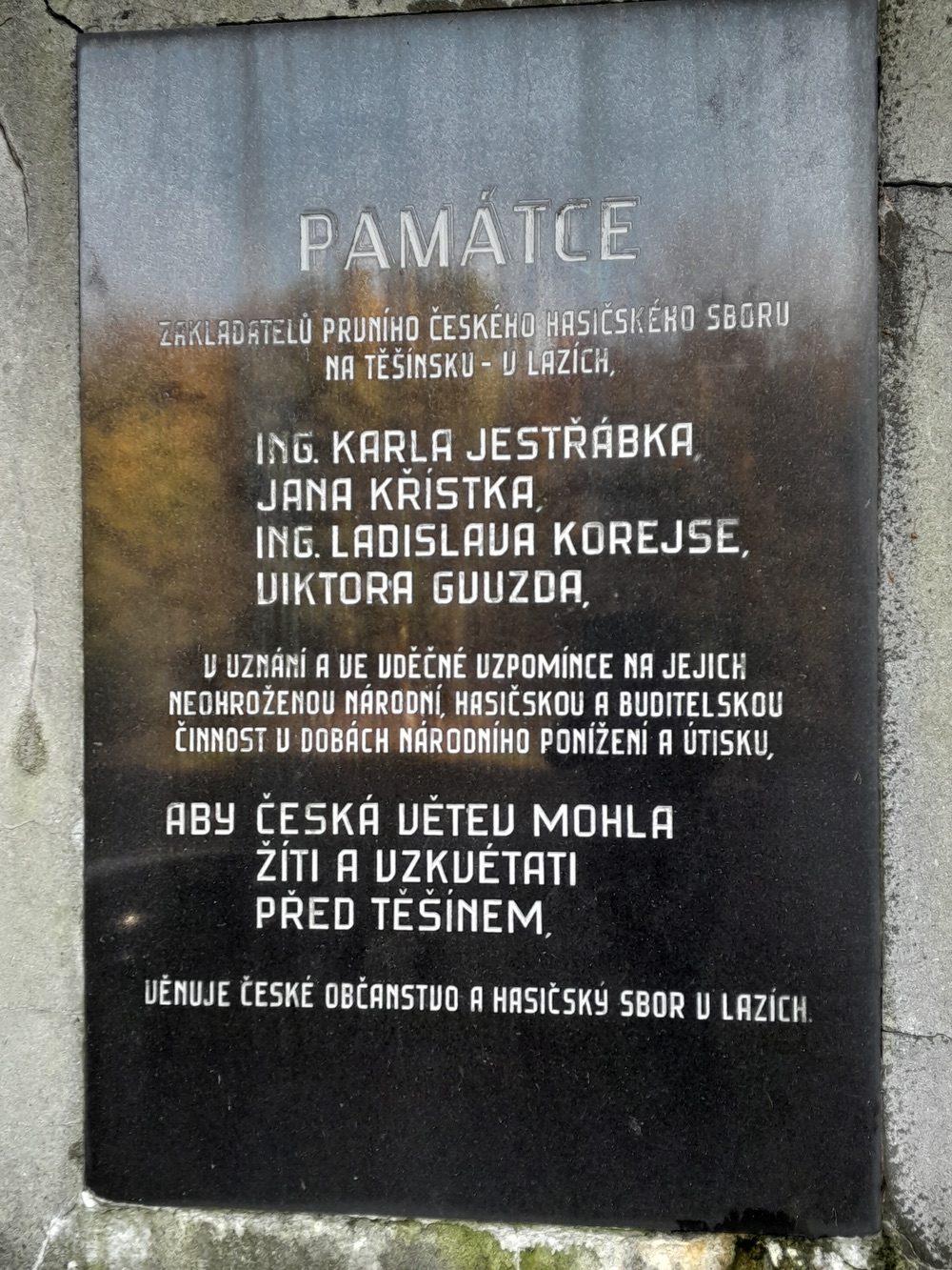 Pomník zakladatelů prvního českého hasičského sboru na Těšínsku v Lazích. (Fotografováno: říjen 2023. Autor: Mertlová Anna)