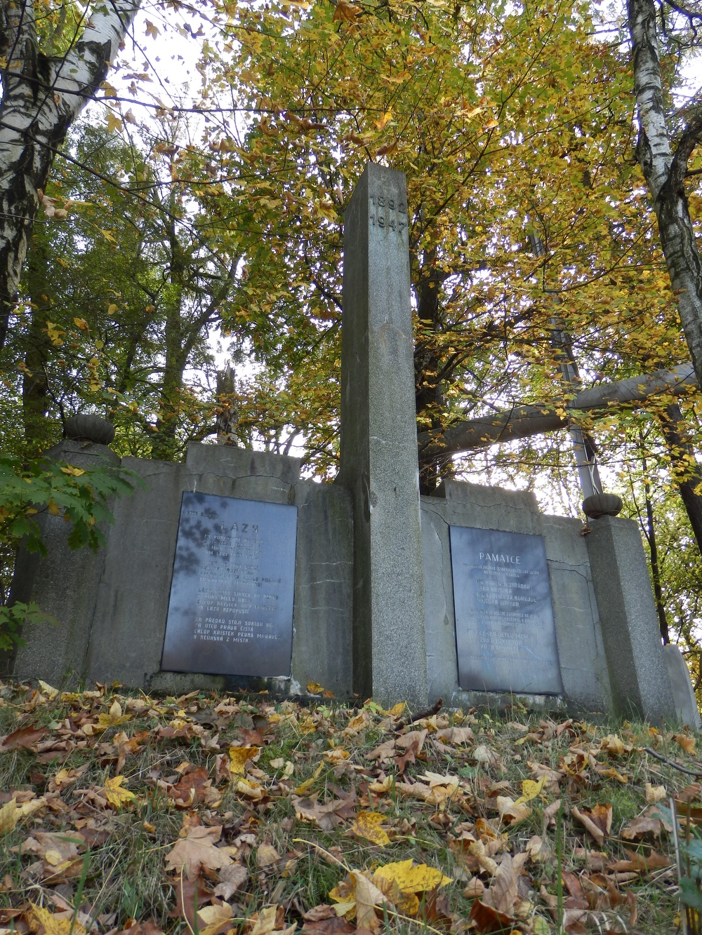 Pomník zakladatelů prvního českého hasičského sboru na Těšínsku v Lazích. (Fotografováno: říjen 2023. Autor: Mertlová Anna)