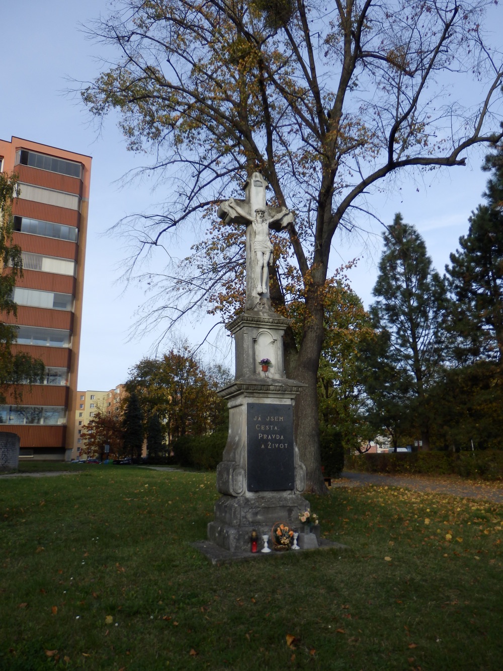Kamenný kříž z roku 1904 na Masarykově třídě v Orlové - Lutyni. (Fotografováno: říjen 2023. Autor: Mertlová Anna)