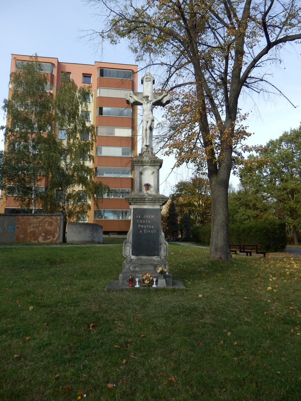 Kamenný kříž z roku 1904 na Masarykově třídě v Orlové - Lutyni. (Fotografováno: říjen 2023. Autor: Mertlová Anna)