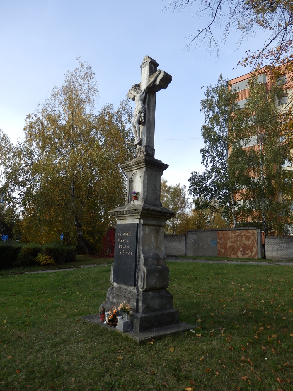Kamenný kříž z roku 1904 na Masarykově třídě v Orlové - Lutyni. (Fotografováno: říjen 2023. Autor: Mertlová Anna)