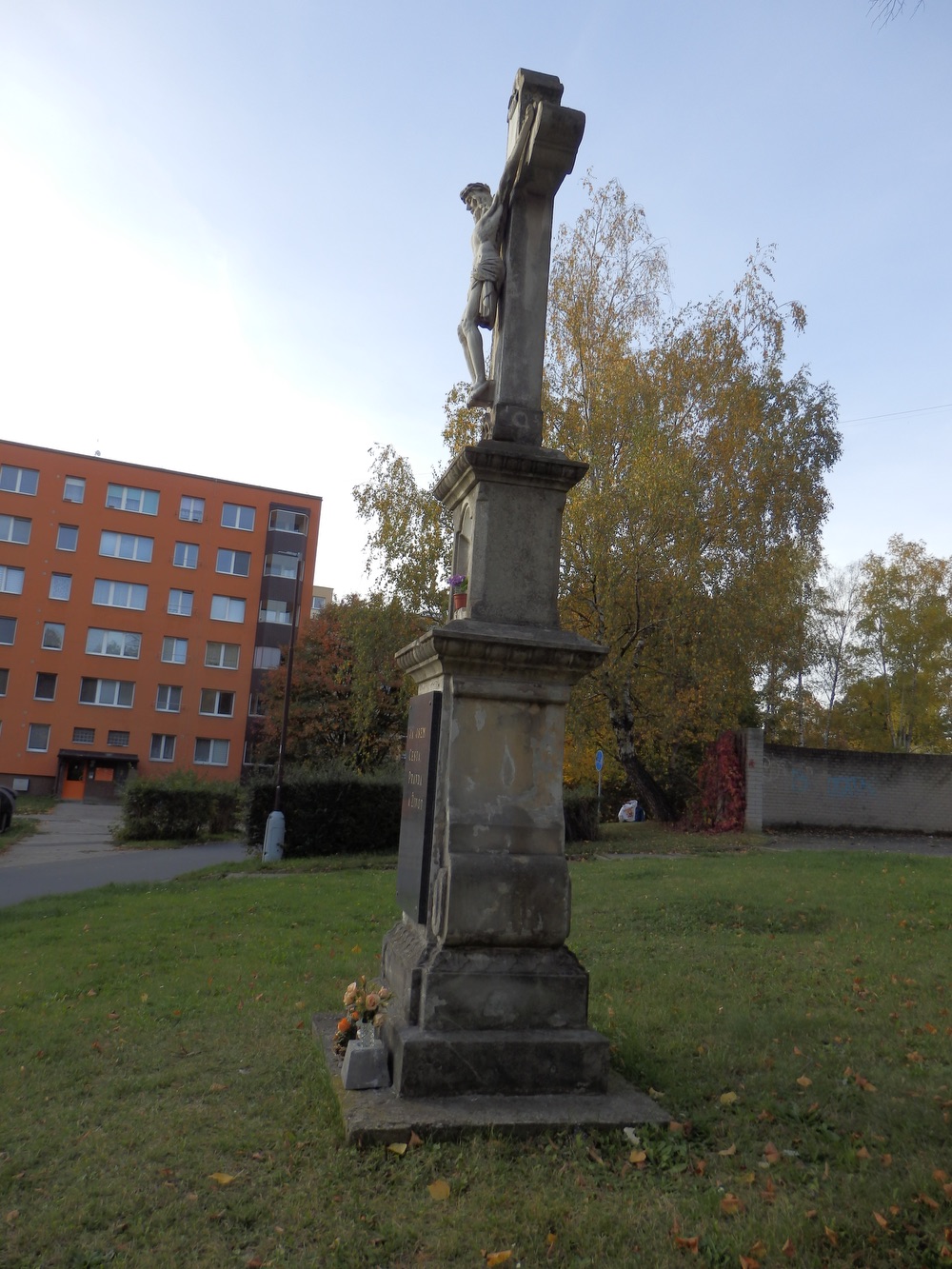 Kamenný kříž z roku 1904 na Masarykově třídě v Orlové - Lutyni. (Fotografováno: říjen 2023. Autor: Mertlová Anna)