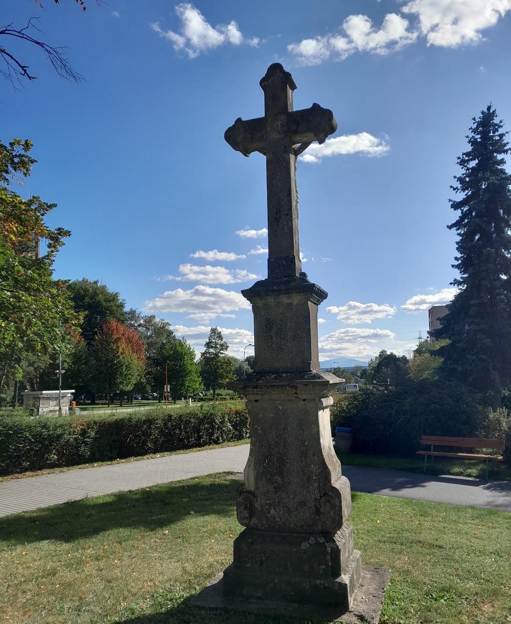 Kamenný kříž z roku 1904 na Masarykově třídě v Orlové - Lutyni. (Fotografováno: říjen 2023. Autor: Mertlová Anna)