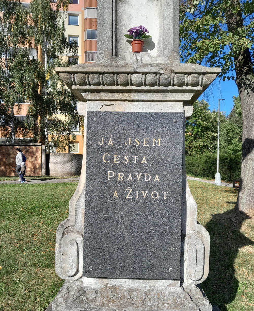 Kamenný kříž z roku 1904 na Masarykově třídě v Orlové - Lutyni. (Fotografováno: říjen 2023. Autor: Mertlová Anna)