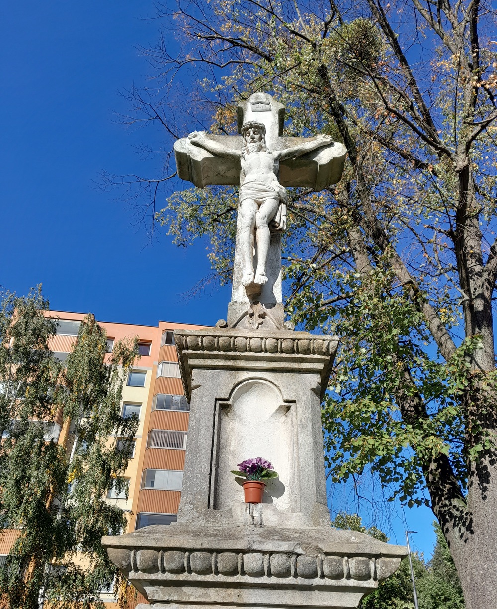 Kamenný kříž z roku 1904 na Masarykově třídě v Orlové - Lutyni. (Fotografováno: říjen 2023. Autor: Mertlová Anna)