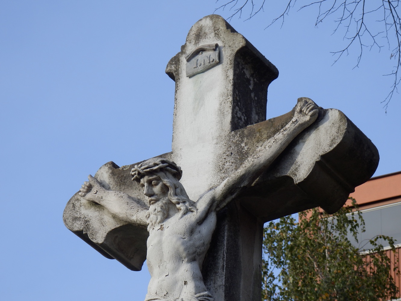 Kamenný kříž z roku 1904 na Masarykově třídě v Orlové - Lutyni. (Fotografováno: říjen 2023. Autor: Mertlová Anna)