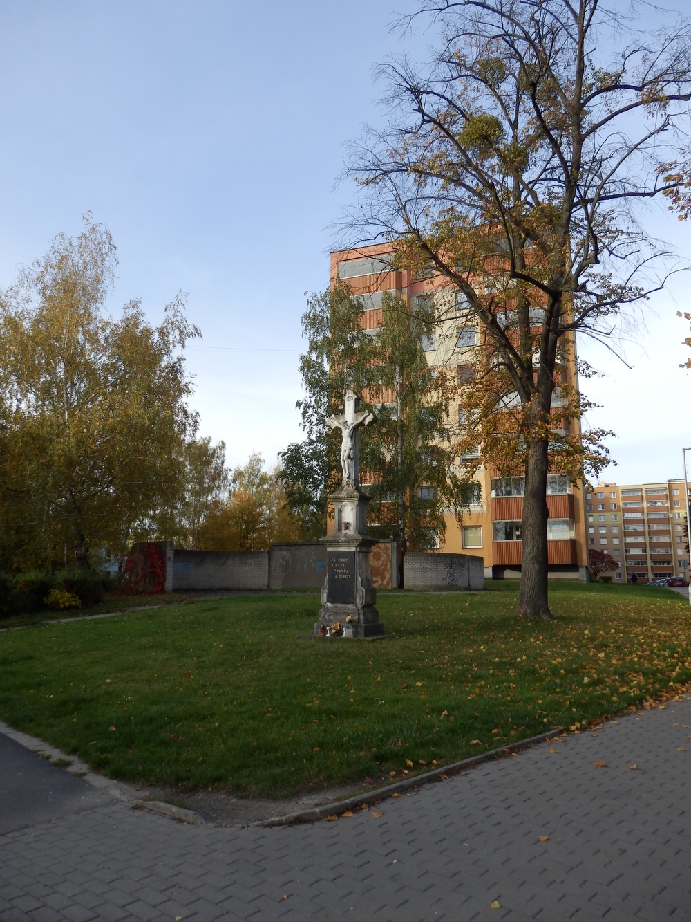 Kamenný kříž z roku 1904 na Masarykově třídě v Orlové - Lutyni. (Fotografováno: říjen 2023. Autor: Mertlová Anna)