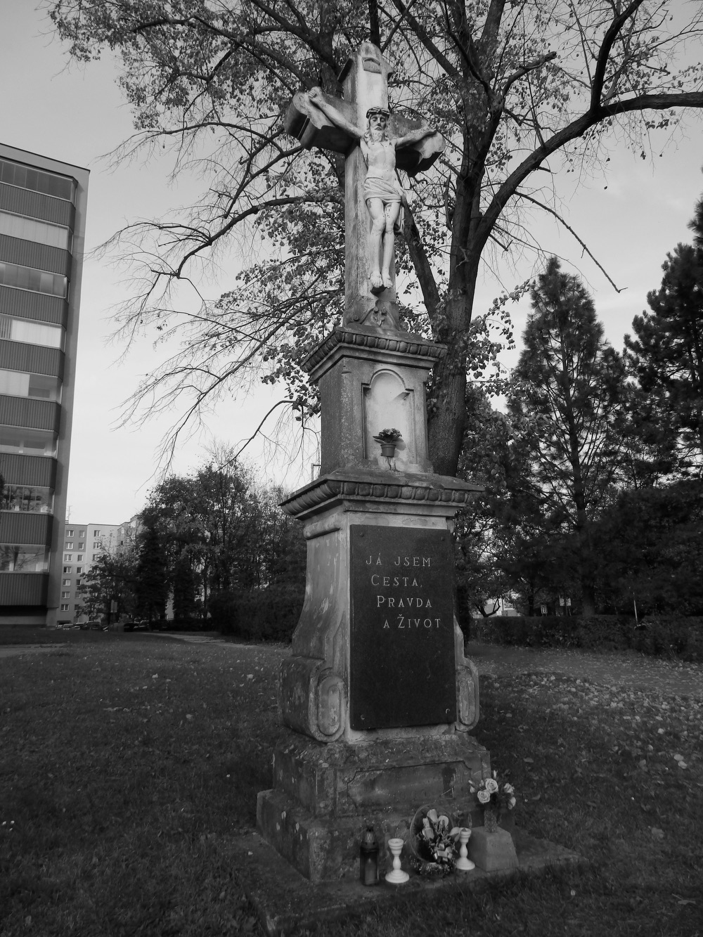 Kamenný kříž z roku 1904 na Masarykově třídě v Orlové - Lutyni. (Fotografováno: říjen 2023. Autor: Mertlová Anna)