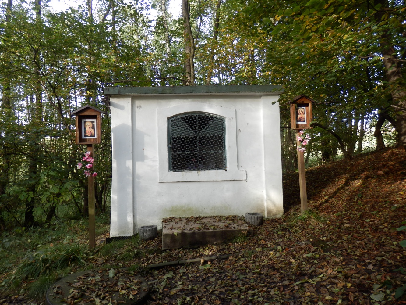 Kaplička u zázračné studánky v Orlové. (Fotografováno: říjen 2023. Autor: Mertlová Anna)