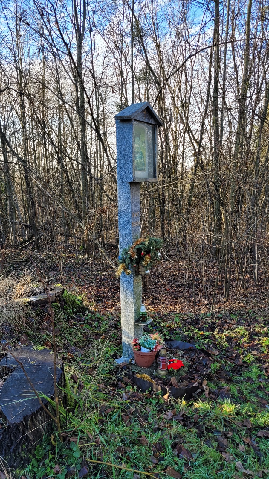Obrázek Panny Marie u bývalé kolonie Mühsam v Orlové. Místu se říkalo: U Obrozka. Nynější podoba s nápisem Awe Maria pochází z roku 1941. Do té doby byl obrázek Panny Marie dle potřeby obměňován a upevňován na prostřední ze tří líp vysázených na upomínku tragické smrti asi tří lidí na počátku 20. století. V současné době již ani jedna lípa nestojí, jen torzo jednoho kmene leží poblíž... (Fotografováno: 28.12.2023. Autor a popis: Petr Bindač)