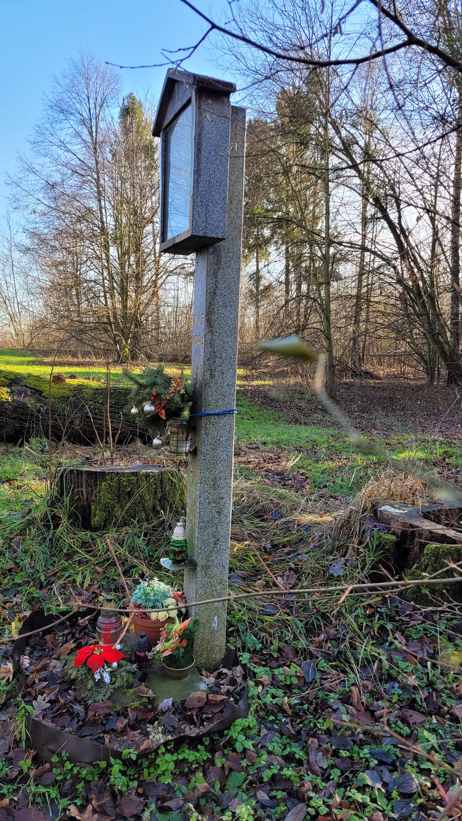 Obrázek Panny Marie u bývalé kolonie Mühsam v Orlové. Místu se říkalo: U Obrozka. Nynější podoba s nápisem Awe Maria pochází z roku 1941. Do té doby byl obrázek Panny Marie dle potřeby obměňován a upevňován na prostřední ze tří líp vysázených na upomínku tragické smrti asi tří lidí na počátku 20. století. V současné době již ani jedna lípa nestojí, jen torzo jednoho kmene leží poblíž... (Fotografováno: 28.12.2023. Autor a popis: Petr Bindač)