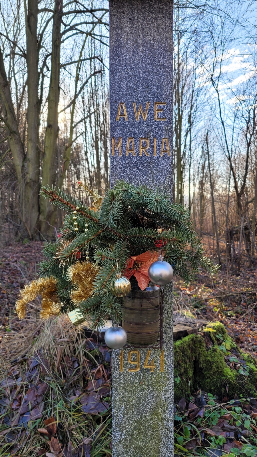 Obrázek Panny Marie u bývalé kolonie Mühsam v Orlové. Místu se říkalo: U Obrozka. Nynější podoba s nápisem Awe Maria pochází z roku 1941. Do té doby byl obrázek Panny Marie dle potřeby obměňován a upevňován na prostřední ze tří líp vysázených na upomínku tragické smrti asi tří lidí na počátku 20. století. V současné době již ani jedna lípa nestojí, jen torzo jednoho kmene leží poblíž... (Fotografováno: 28.12.2023. Autor a popis: Petr Bindač)