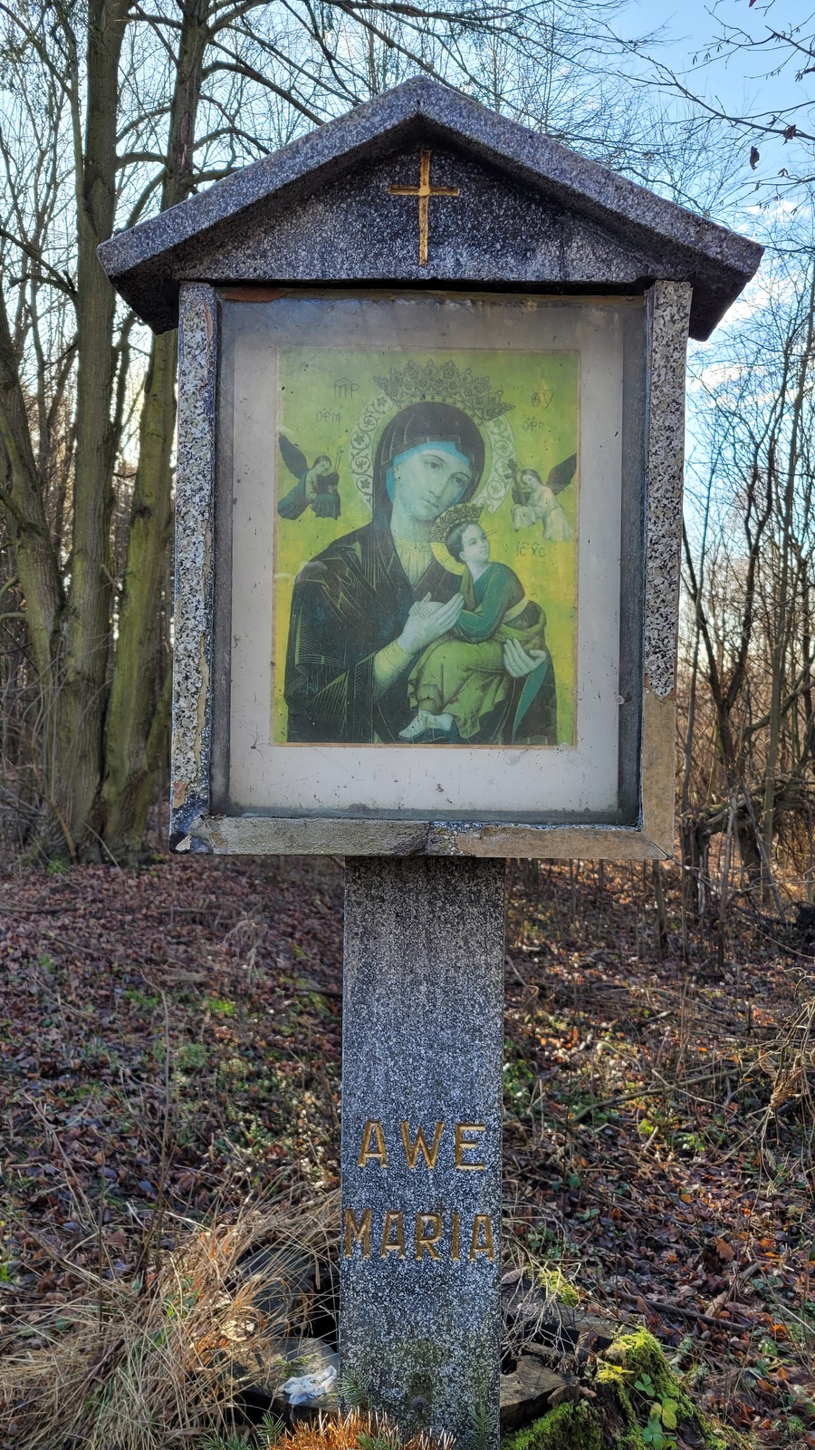 Obrázek Panny Marie u bývalé kolonie Mühsam v Orlové. Místu se říkalo: U Obrozka. Nynější podoba s nápisem Awe Maria pochází z roku 1941. Do té doby byl obrázek Panny Marie dle potřeby obměňován a upevňován na prostřední ze tří líp vysázených na upomínku tragické smrti asi tří lidí na počátku 20. století. V současné době již ani jedna lípa nestojí, jen torzo jednoho kmene leží poblíž... (Fotografováno: 28.12.2023. Autor a popis: Petr Bindač)