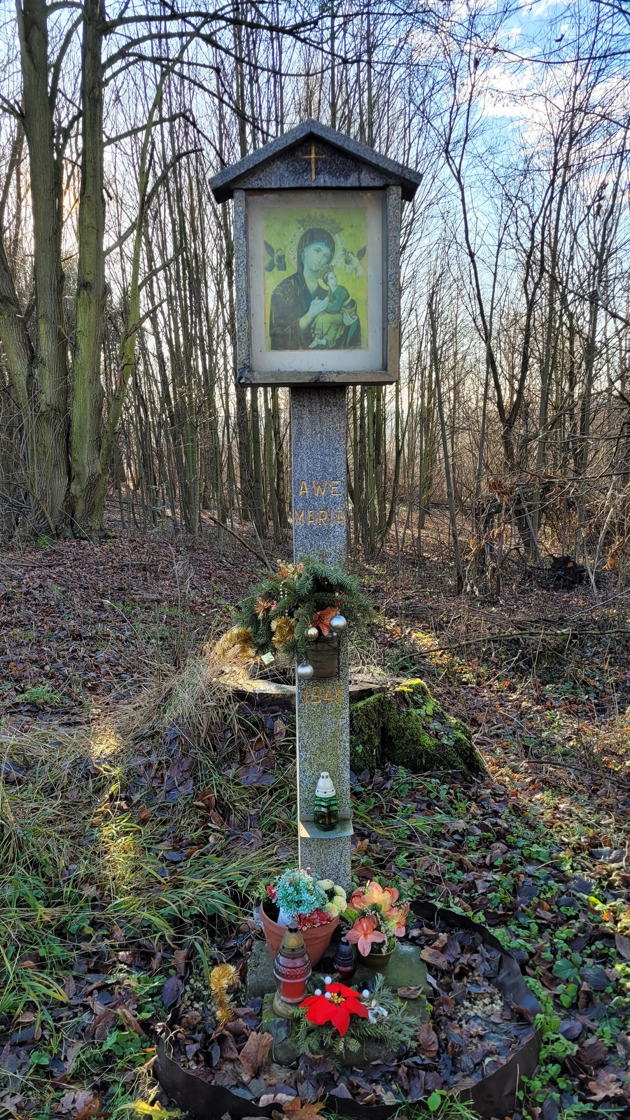 Obrázek Panny Marie u bývalé kolonie Mühsam v Orlové. Místu se říkalo: U Obrozka. Nynější podoba s nápisem Awe Maria pochází z roku 1941. Do té doby byl obrázek Panny Marie dle potřeby obměňován a upevňován na prostřední ze tří líp vysázených na upomínku tragické smrti asi tří lidí na počátku 20. století. V současné době již ani jedna lípa nestojí, jen torzo jednoho kmene leží poblíž... (Fotografováno: 28.12.2023. Autor a popis: Petr Bindač)
