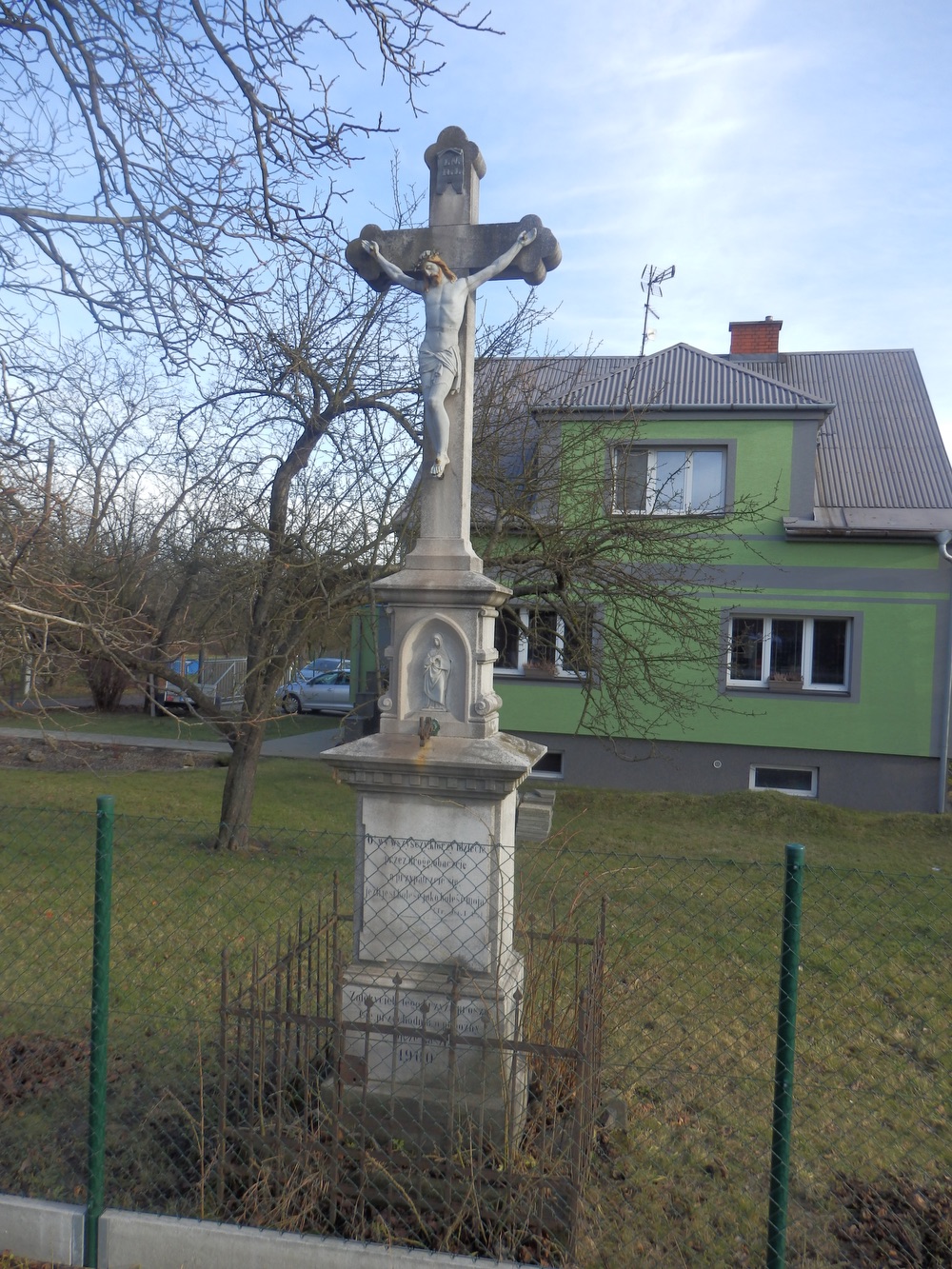 Kamenný kříž z roku 1900 v Orlové, u domu čp. 178 na ulici 17. listopadu. (Fotografováno: říjen 2023, leden 2024. Autor: Mertlová Anna)
