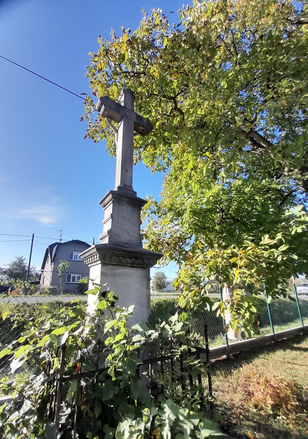 Kamenný kříž z roku 1900 v Orlové, u domu čp. 178 na ulici 17. listopadu. (Fotografováno: říjen 2023, leden 2024. Autor: Mertlová Anna)