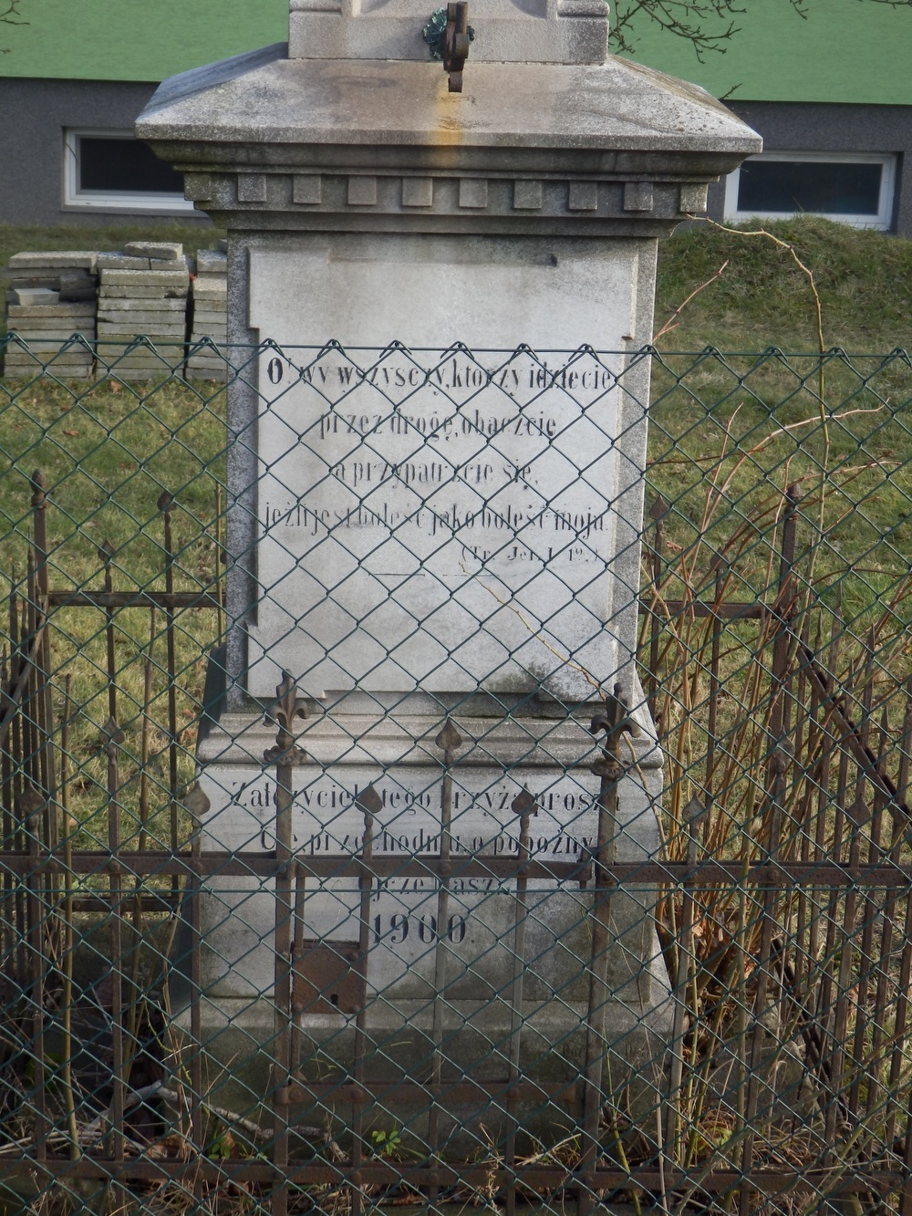 Kamenný kříž z roku 1900 v Orlové, u domu čp. 178 na ulici 17. listopadu. (Fotografováno: říjen 2023, leden 2024. Autor: Mertlová Anna)