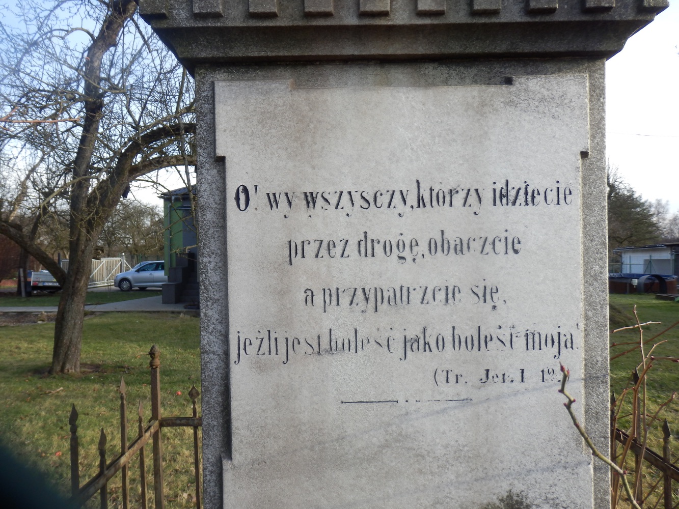 Kamenný kříž z roku 1900 v Orlové, u domu čp. 178 na ulici 17. listopadu. (Fotografováno: říjen 2023, leden 2024. Autor: Mertlová Anna)