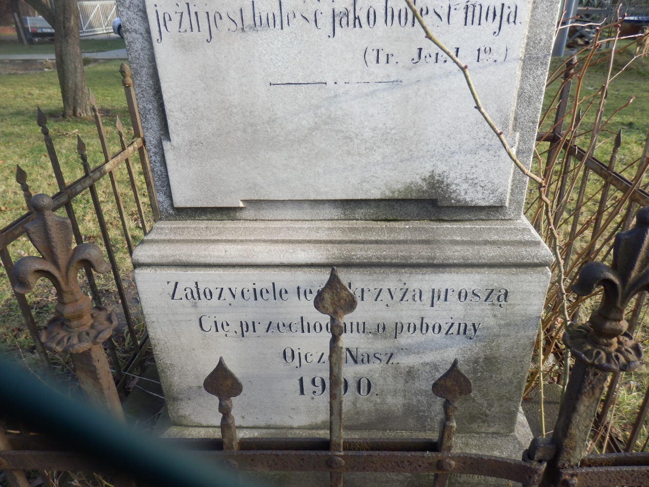 Kamenný kříž z roku 1900 v Orlové, u domu čp. 178 na ulici 17. listopadu. (Fotografováno: říjen 2023, leden 2024. Autor: Mertlová Anna)