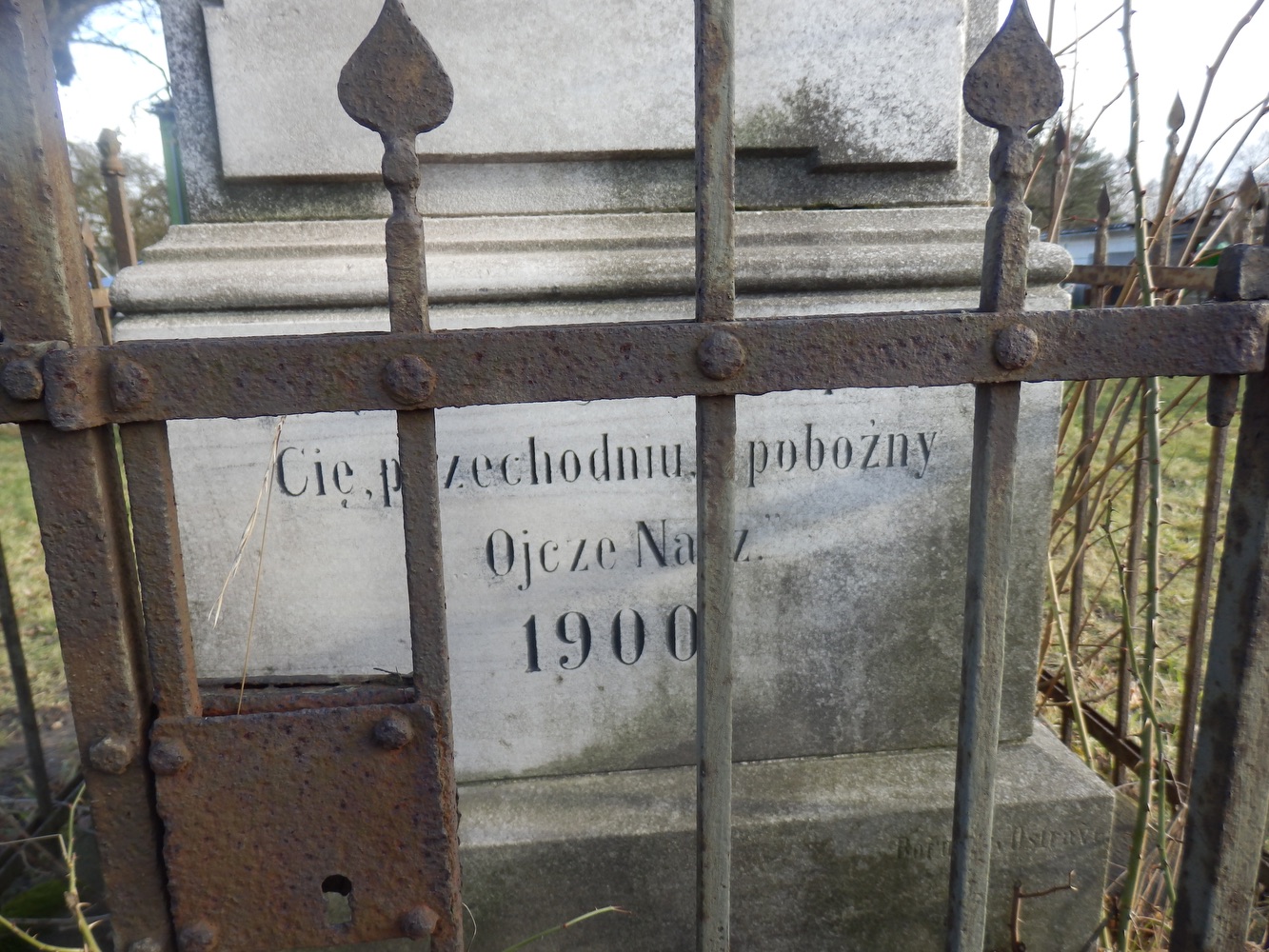 Kamenný kříž z roku 1900 v Orlové, u domu čp. 178 na ulici 17. listopadu. (Fotografováno: říjen 2023, leden 2024. Autor: Mertlová Anna)