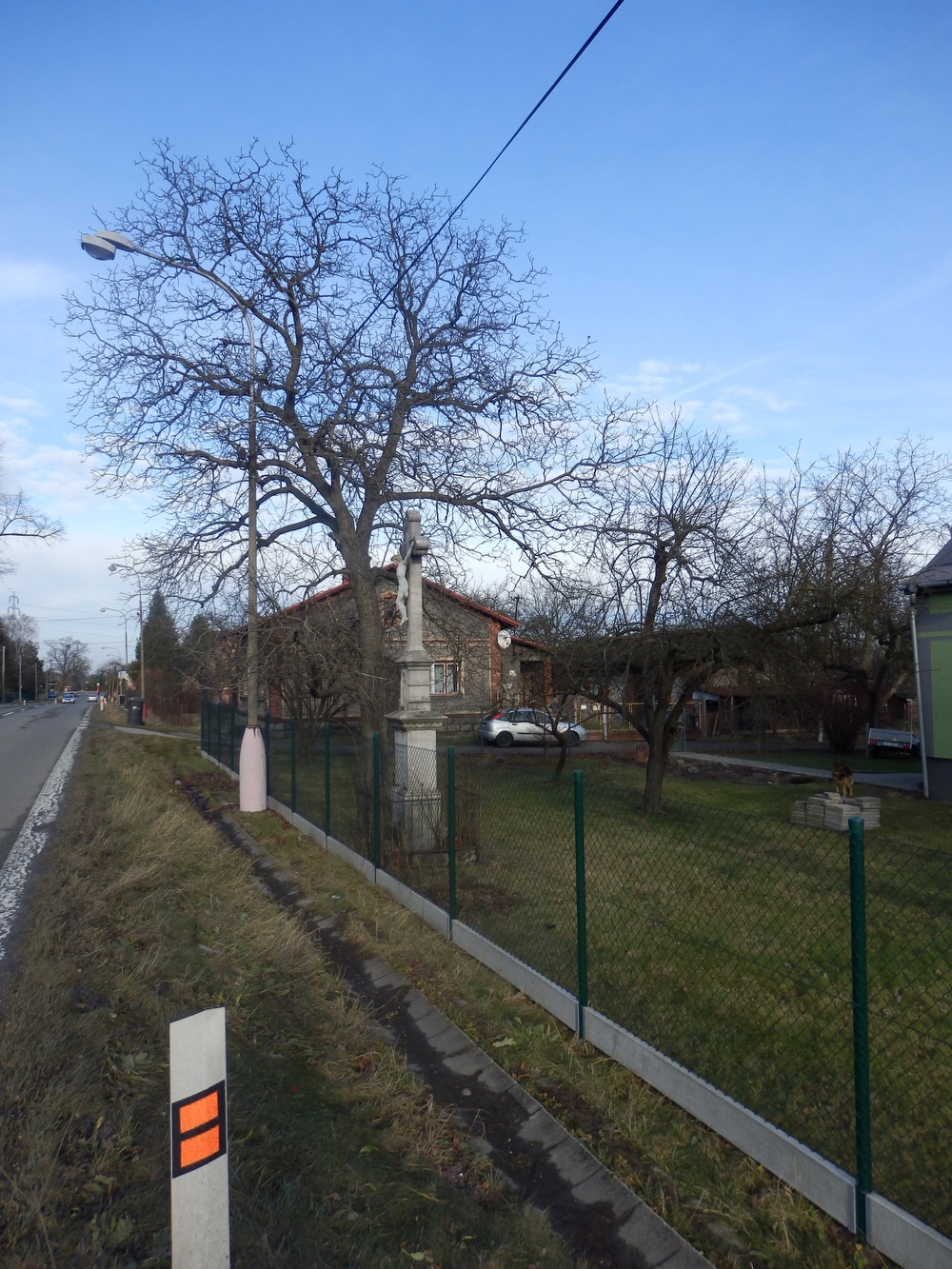 Kamenný kříž z roku 1900 v Orlové, u domu čp. 178 na ulici 17. listopadu. (Fotografováno: říjen 2023, leden 2024. Autor: Mertlová Anna)
