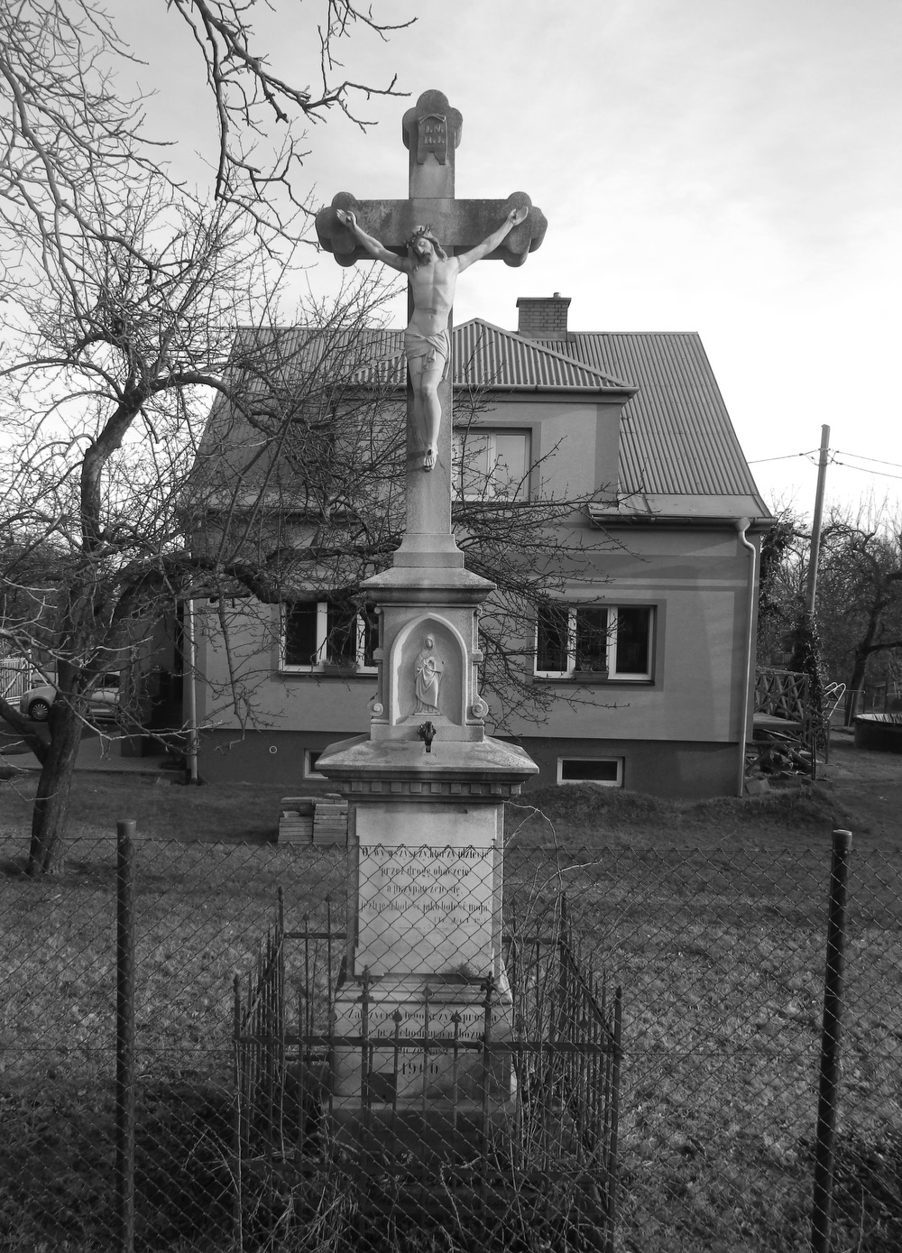 Kamenný kříž z roku 1900 v Orlové, u domu čp. 178 na ulici 17. listopadu. (Fotografováno: říjen 2023, leden 2024. Autor: Mertlová Anna)