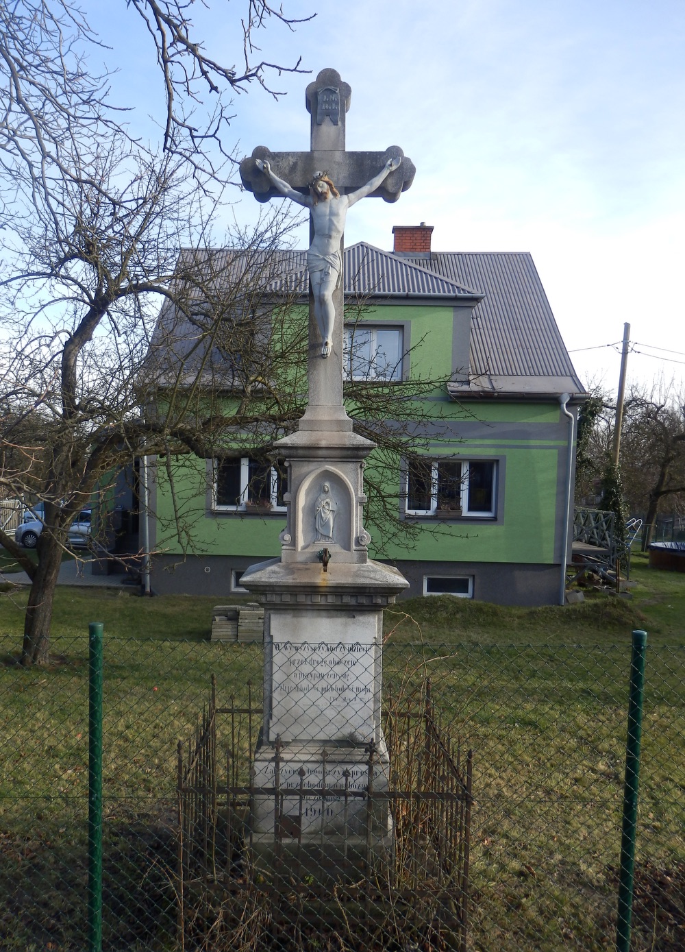 Kamenný kříž z roku 1900 v Orlové, u domu čp. 178 na ulici 17. listopadu. (Fotografováno: říjen 2023, leden 2024. Autor: Mertlová Anna)