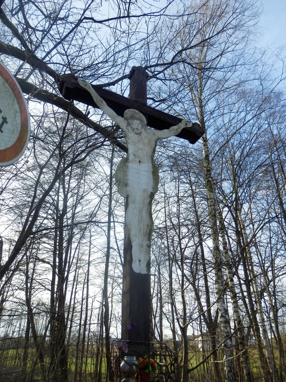 Dřevěný kříž s Kristem v Orlové, na ulici Rolnické. (Fotografováno: říjen 2023, leden 2024. Autor: Mertlová Anna)