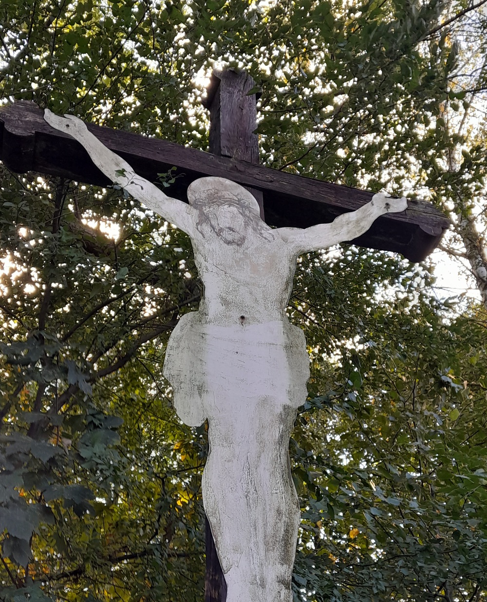 Dřevěný kříž s Kristem v Orlové, na ulici Rolnické. (Fotografováno: říjen 2023, leden 2024. Autor: Mertlová Anna)