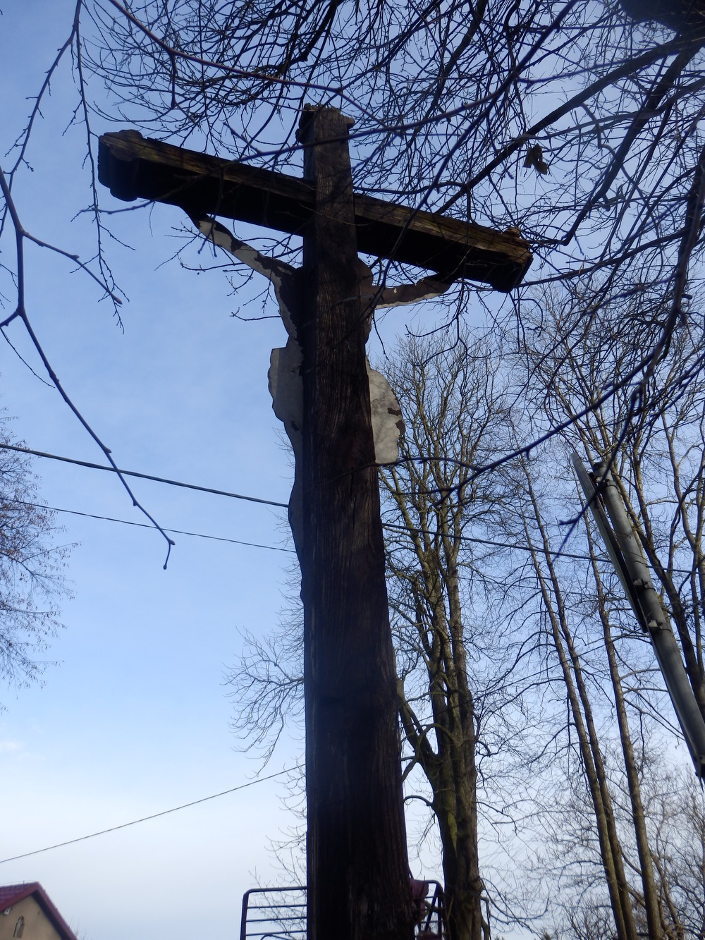 Dřevěný kříž s Kristem v Orlové, na ulici Rolnické. (Fotografováno: říjen 2023, leden 2024. Autor: Mertlová Anna)