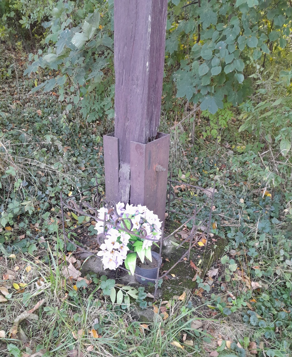 Dřevěný kříž s Kristem v Orlové, na ulici Rolnické. (Fotografováno: říjen 2023, leden 2024. Autor: Mertlová Anna)