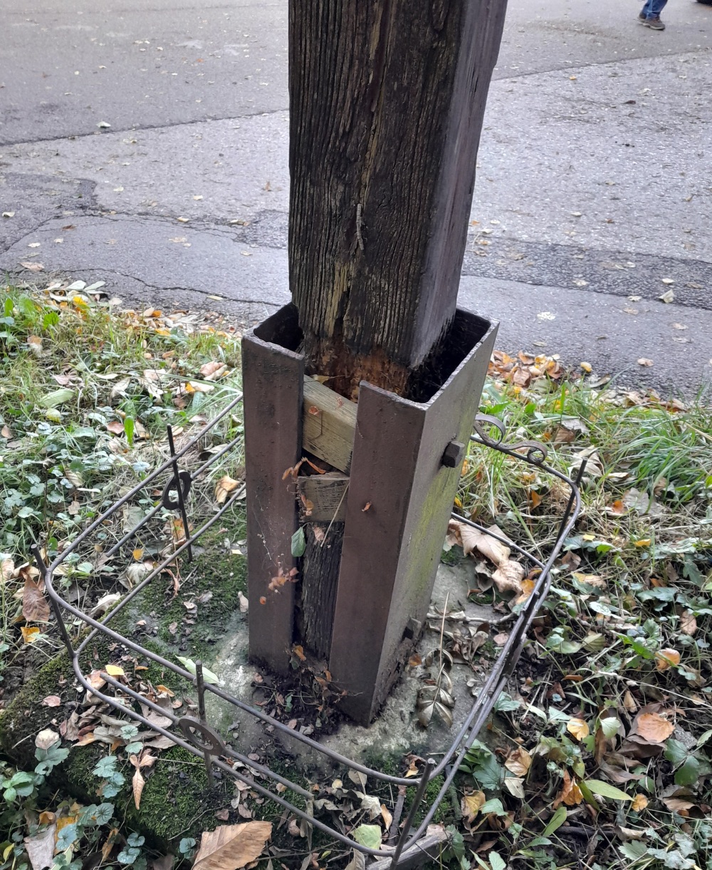 Dřevěný kříž s Kristem v Orlové, na ulici Rolnické. (Fotografováno: říjen 2023, leden 2024. Autor: Mertlová Anna)