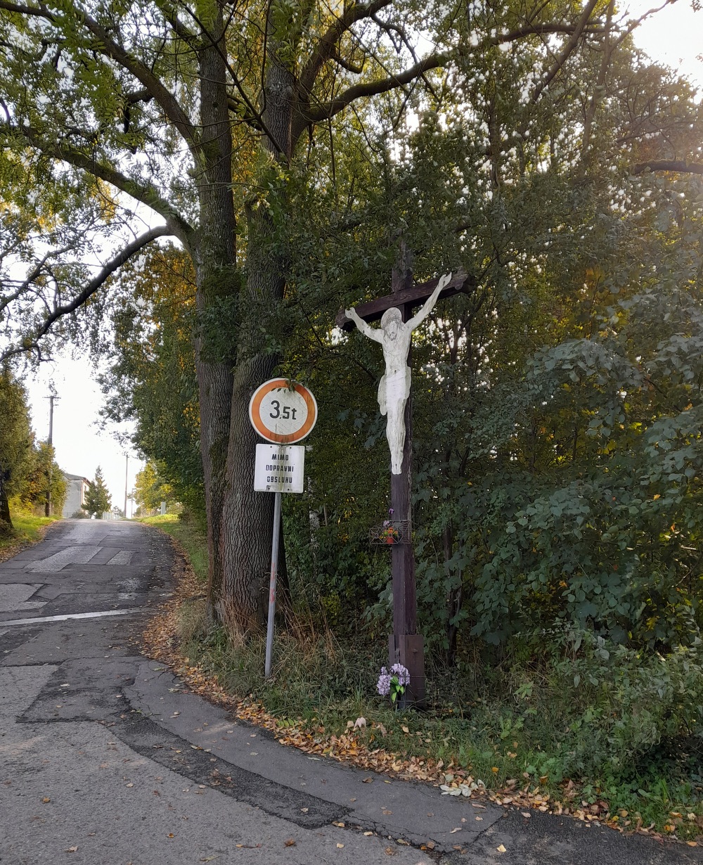 Dřevěný kříž s Kristem v Orlové, na ulici Rolnické. (Fotografováno: říjen 2023, leden 2024. Autor: Mertlová Anna)