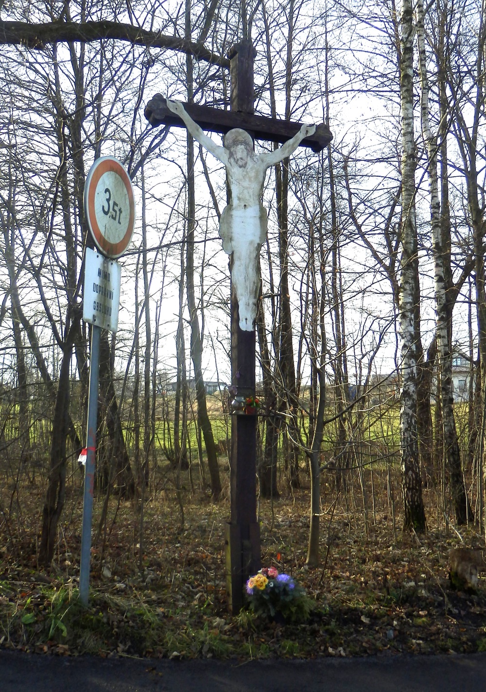 Dřevěný kříž s Kristem v Orlové, na ulici Rolnické. (Fotografováno: říjen 2023, leden 2024. Autor: Mertlová Anna)