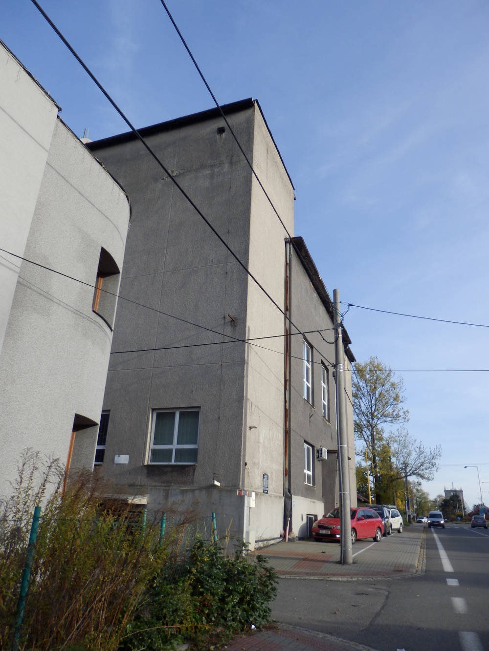 Pamětní deska na památku účastníků II. odboje obce Orlové-Poruby 1938-1945, umučených v koncentračních táborech. (Fotografováno: říjen 2023. Autor: Mertlová Anna)