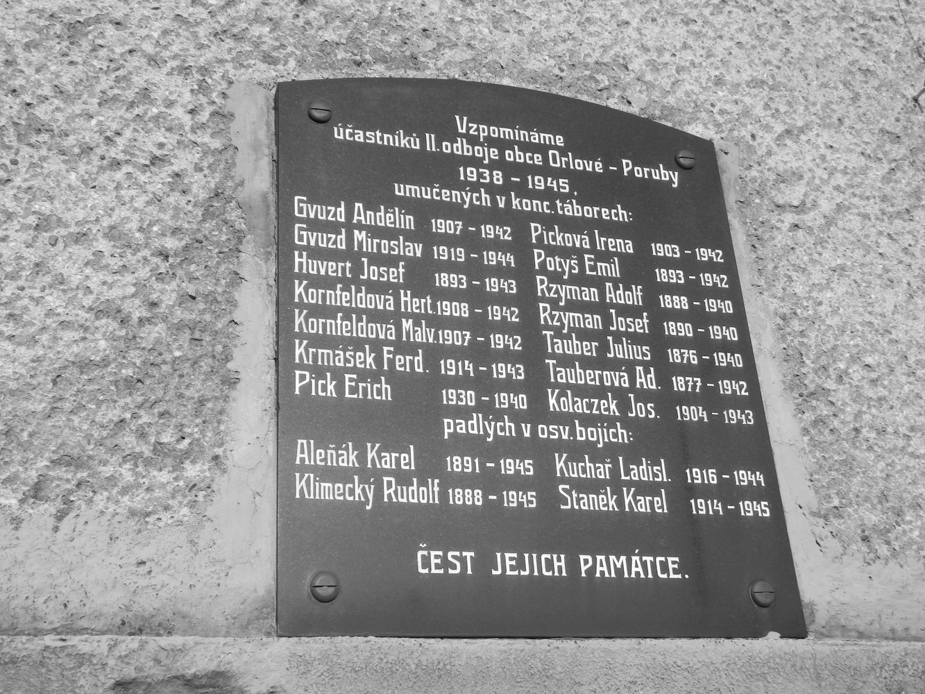 Pamětní deska na památku účastníků II. odboje obce Orlové-Poruby 1938-1945, umučených v koncentračních táborech. (Fotografováno: říjen 2023. Autor: Mertlová Anna)