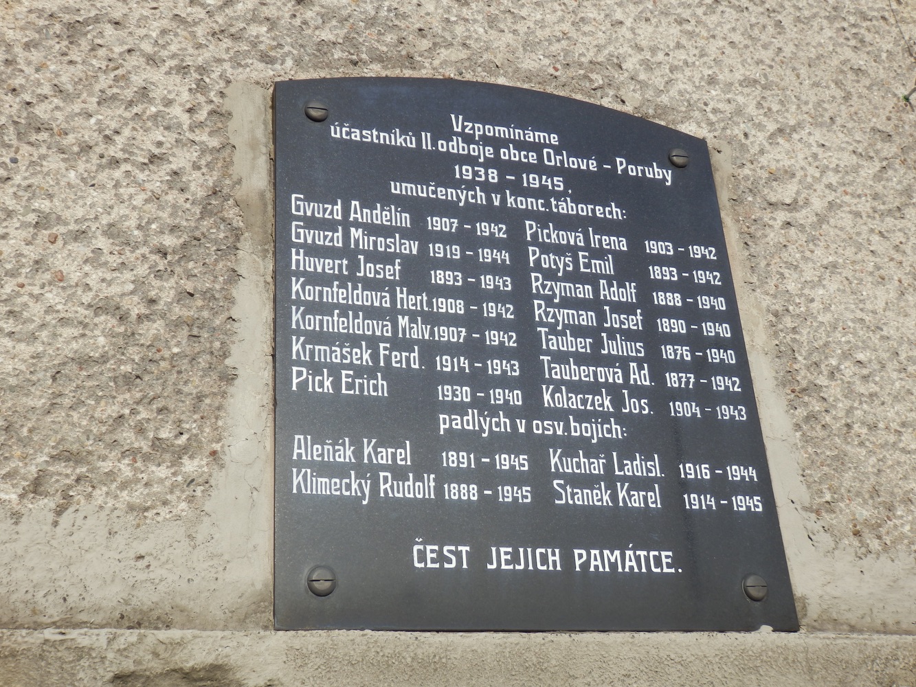 Pamětní deska na památku účastníků II. odboje obce Orlové-Poruby 1938-1945, umučených v koncentračních táborech. (Fotografováno: říjen 2023. Autor: Mertlová Anna)