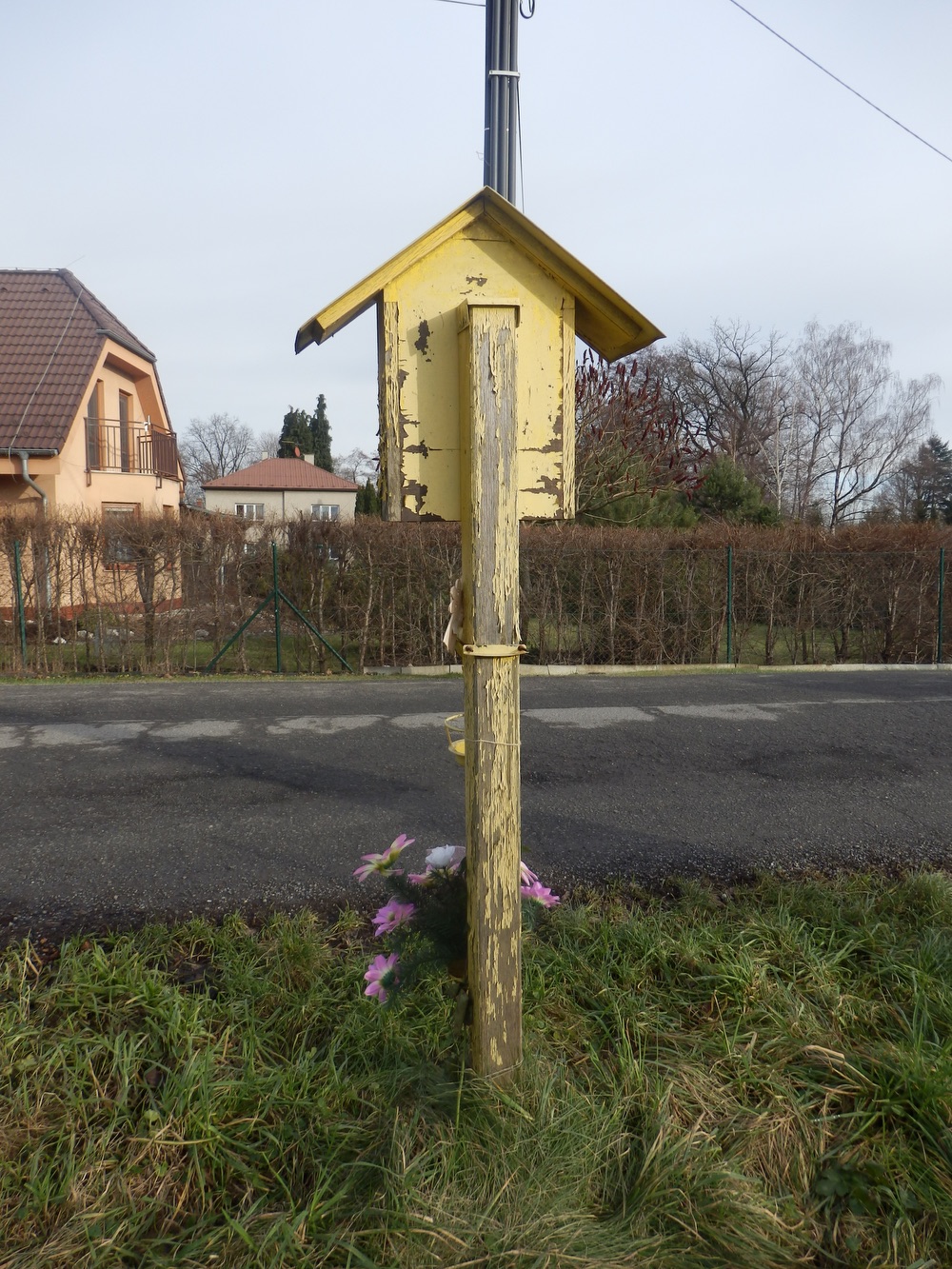 Poklona se svatým obrázkem v Orlové, na ulici Rolnické. (Fotografováno: říjen 2023, leden 2024. Autor: Mertlová Anna)
