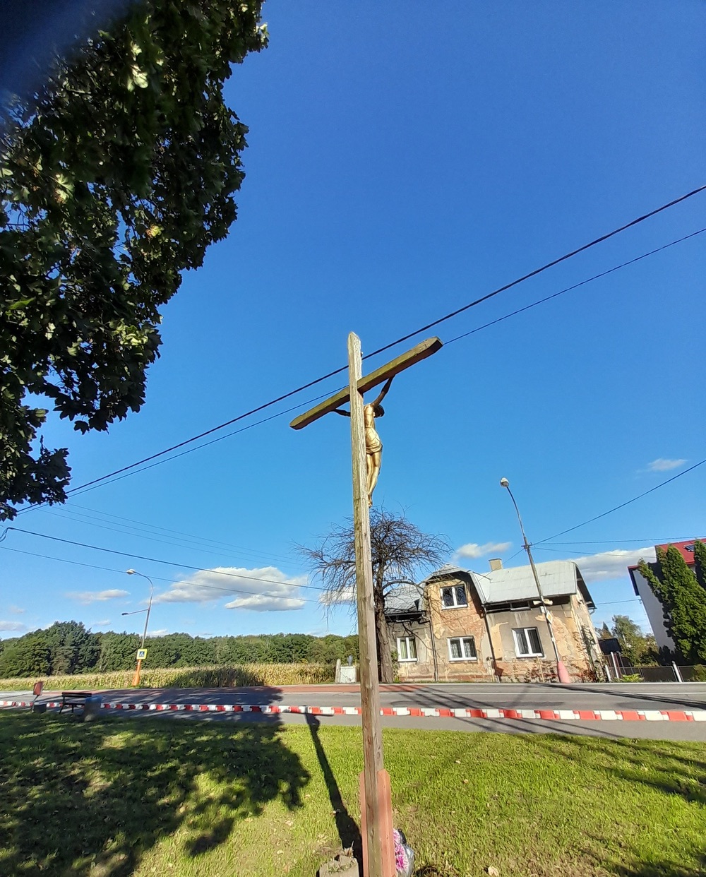 Dřevěný kříž s Kristem na křižovatce ulic Mírová a 17. listopadu v Orlové. (Fotografováno: říjen 2023, únor 2024. Autor: Mertlová Anna)