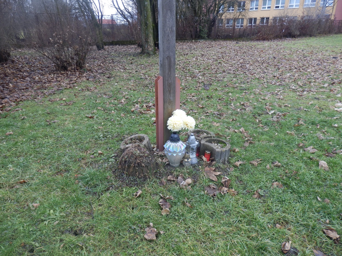 Dřevěný kříž s Kristem na křižovatce ulic Mírová a 17. listopadu v Orlové. (Fotografováno: říjen 2023, únor 2024. Autor: Mertlová Anna)