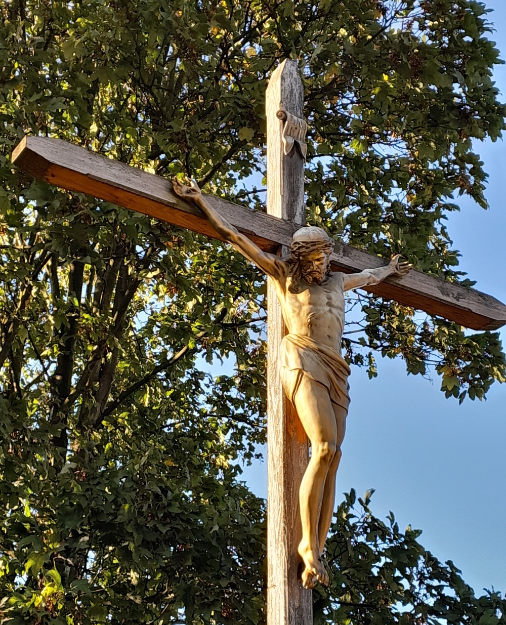 Dřevěný kříž s Kristem na křižovatce ulic Mírová a 17. listopadu v Orlové. (Fotografováno: říjen 2023, únor 2024. Autor: Mertlová Anna)