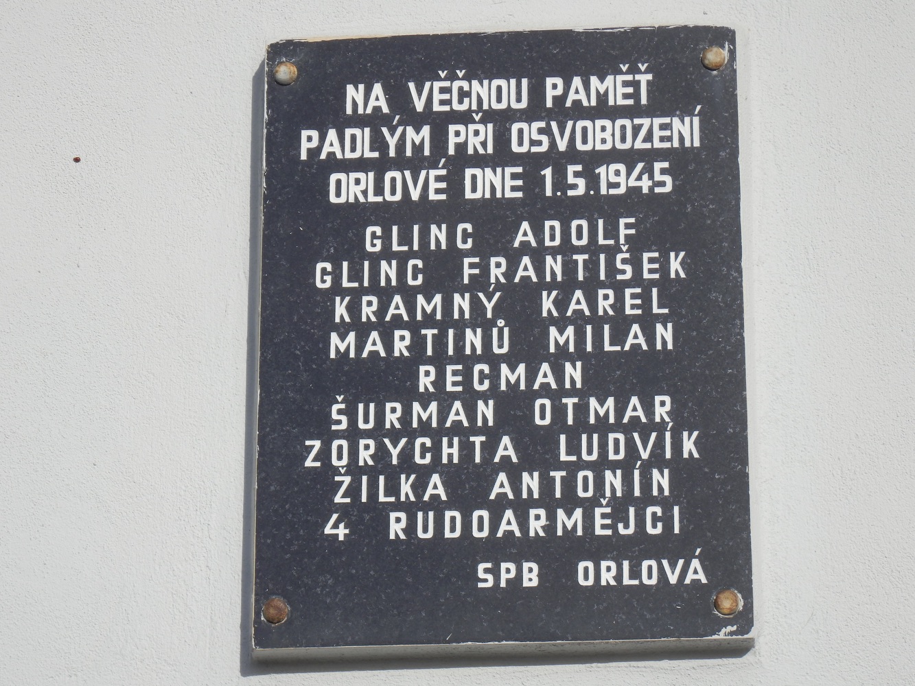 Pamětní deska padlým při osvobození Orlové dne 1.5.1945 na domě čp. 70 v ulici Klášterní. (Fotografováno: 30.10.2023. Autor: Mertlová Anna)