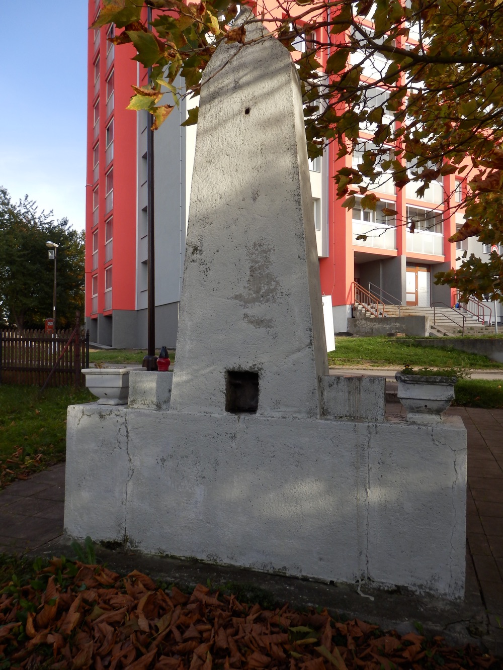 Pomník hrdinům Rudé armády padlým na území Horní Lutyně v roce 1945. (Fotografováno: říjen 2023. Autor: Mertlová Anna)
