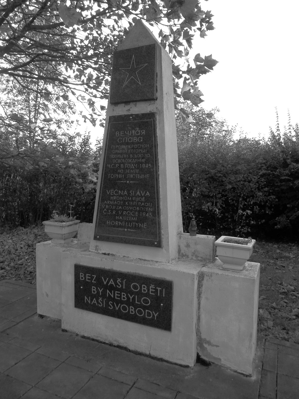 Pomník hrdinům Rudé armády padlým na území Horní Lutyně v roce 1945. (Fotografováno: říjen 2023. Autor: Mertlová Anna)