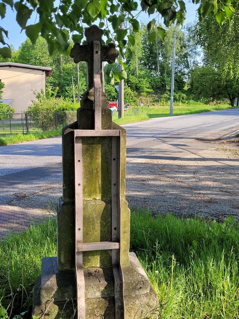 Kamenný kříž z roku 1937 v Petřvaldě, na ulici Závodní. (Fotografováno: 2023)