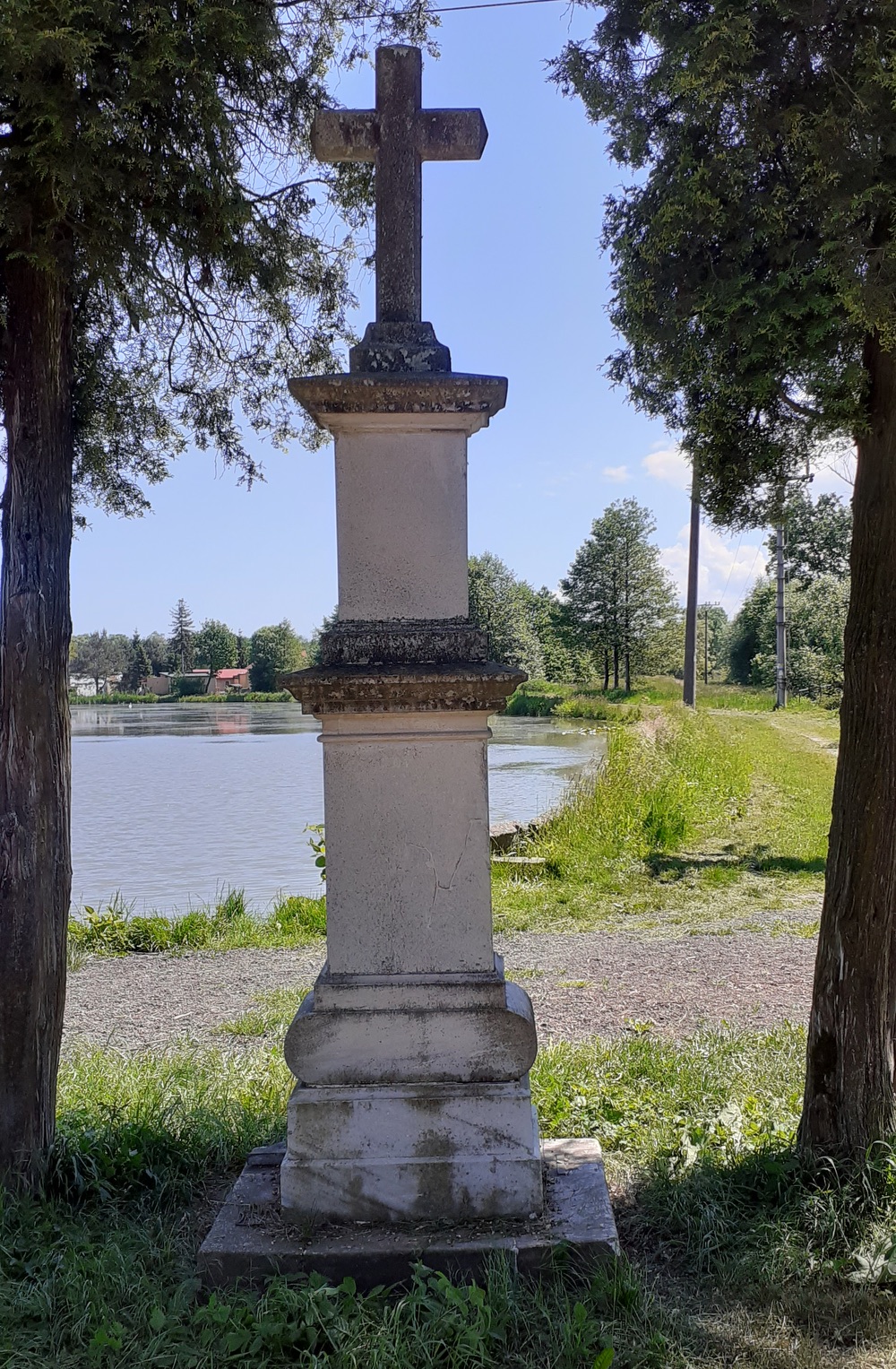 Kamenný kříž u hráze mezi Urbančíkovými rybníky v Petrovicích u Karviné (Foto: E. Ledwońová)