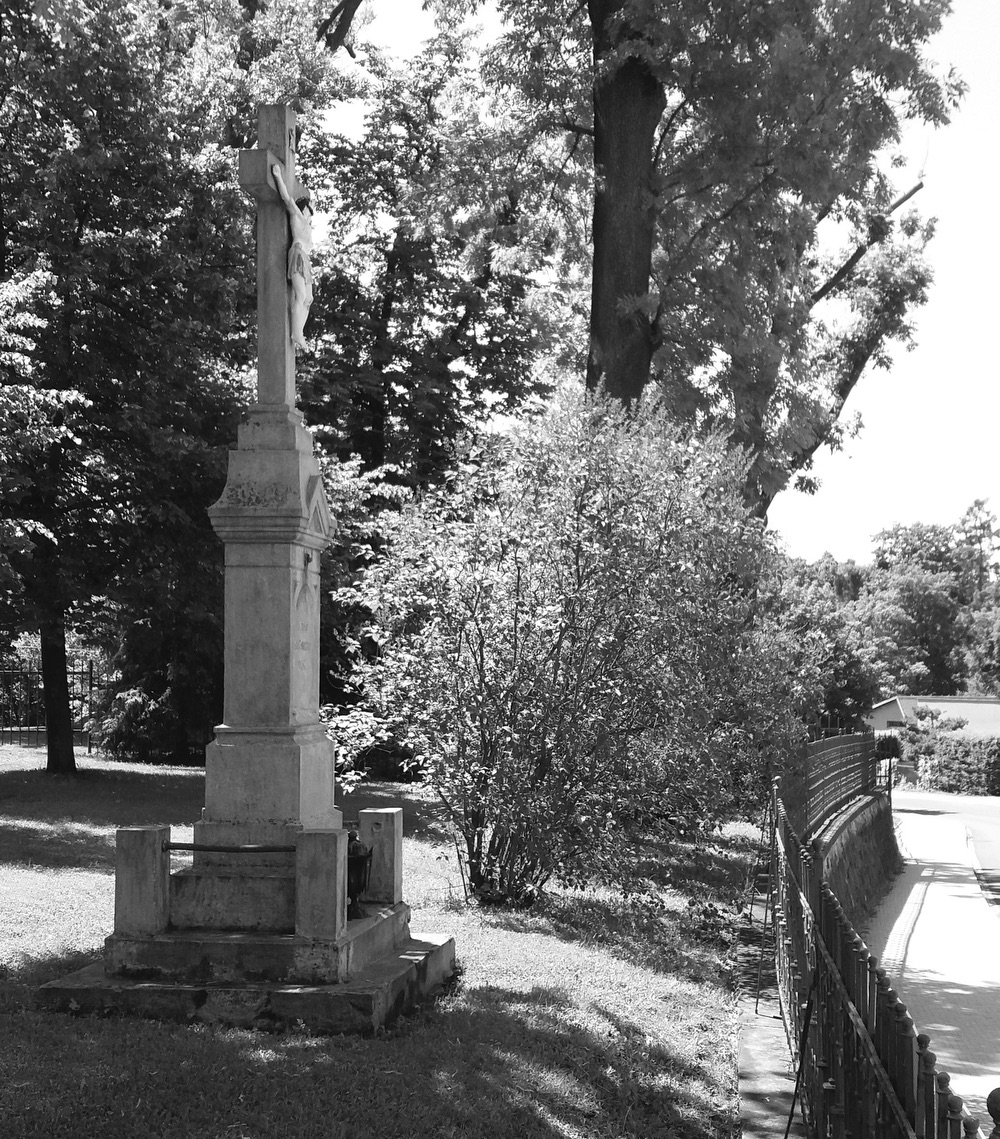 Kamenný krucifix z roku 1926 (Fryštát, ul. Karola Śliwky)